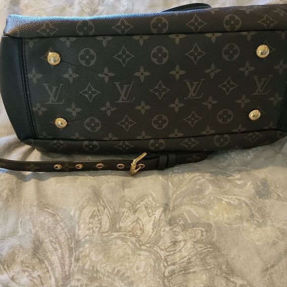 Louis vuitton Monogram purse. . Worn a few times. - Picture 7 of 11